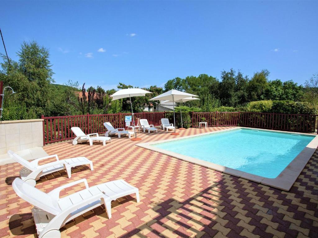 Holiday home right on the river bank with private swimming pool in Saint-Julien-de-Lampon