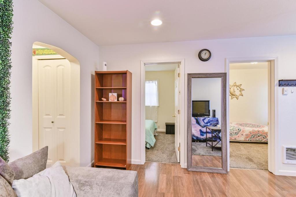 COZY 2 BDRM ENTIRE APT WITH AC Southend Tacoma photo