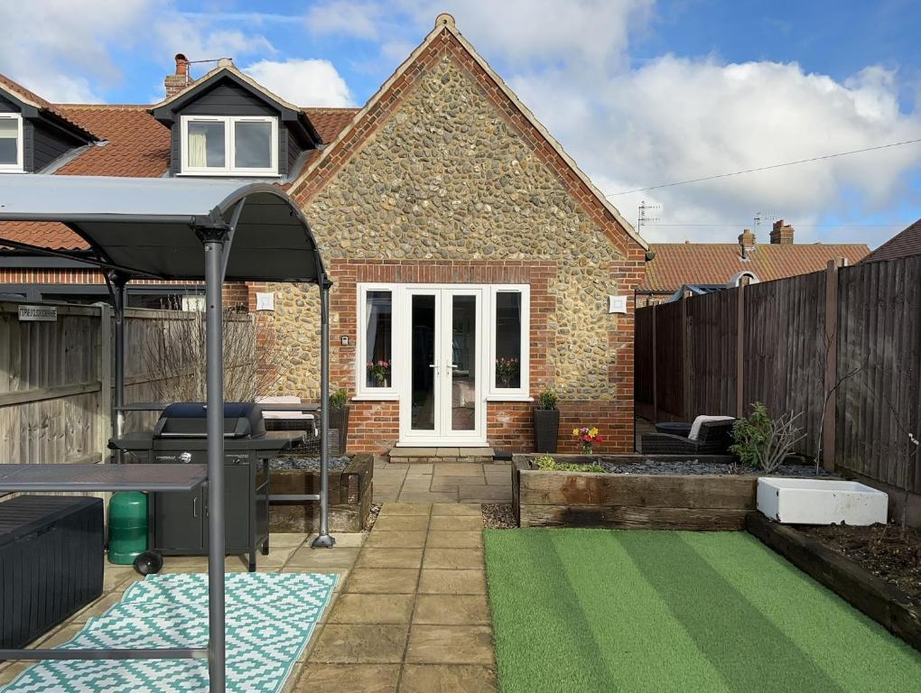 5 O Clock Somewhere with Private Hot Tub, Sheringham