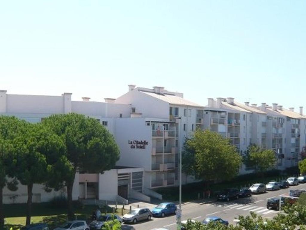 Appartement T2 avec terrasse et parking à 350m de la plage, proche commerces. - FR-1-307-217 - 2
