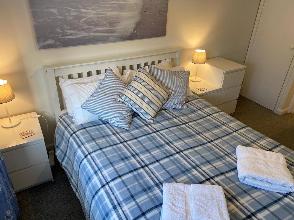 Trafalgar, lovely ground floor flat with outside patio garden, minutes walk to seafront, Seaview