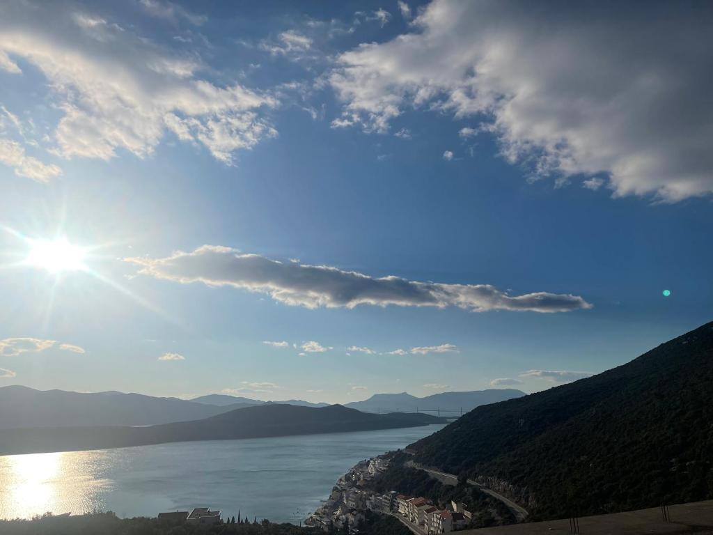 Nikola, Neum
