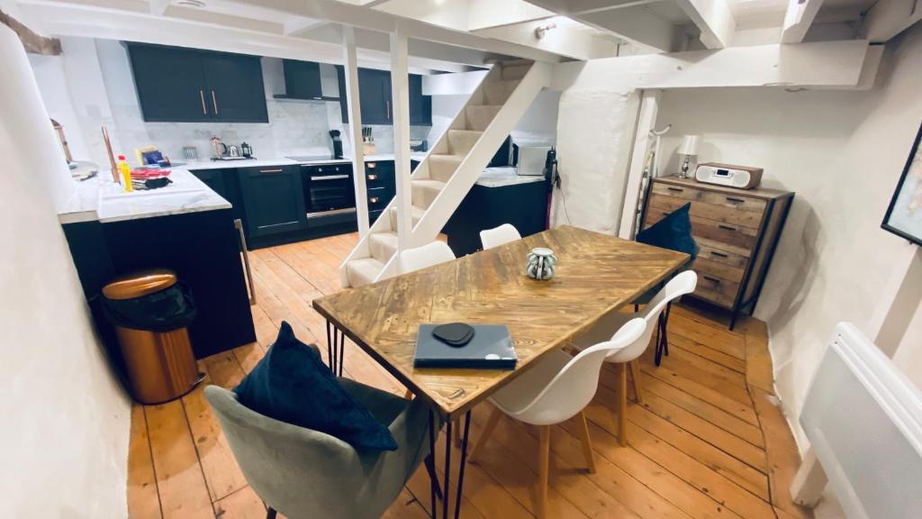 SPINDRIFT is A Beautiful Newly Refurbished THREE BEDROOM Private Family House located on the OLD HARBOUR and the COASTAL PATH in the Heart of Beautiful POLPERRO, Polperro