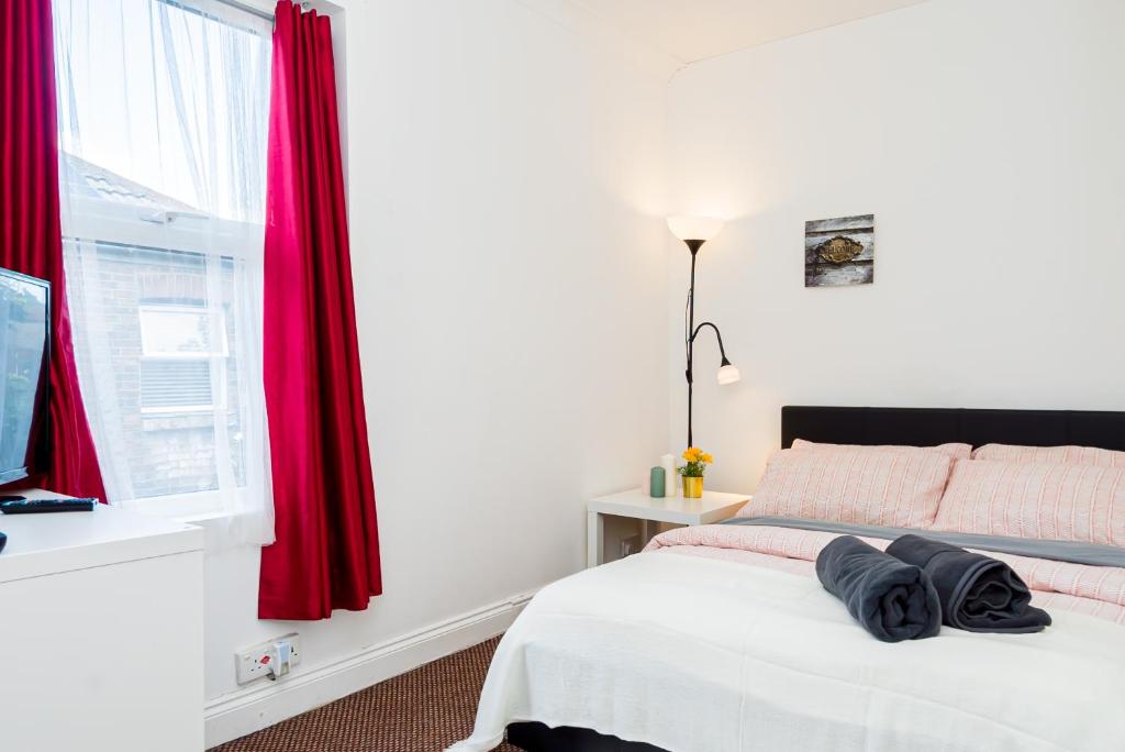 Shirley House Self Catering Guest House, 5 min Drive to Cruise Ship Terminals and City Centre