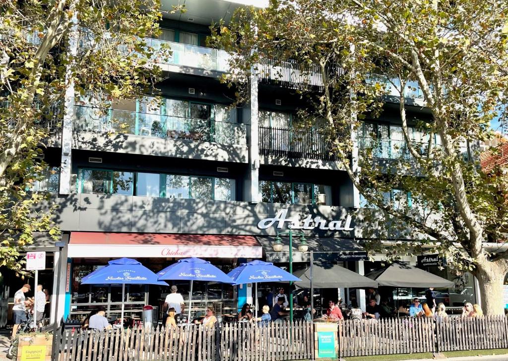 Astral Apartments - Perfectly located 2 bedroom apartment in St Kilda photo