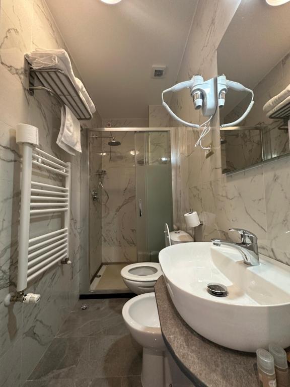 Hotel Midway photo