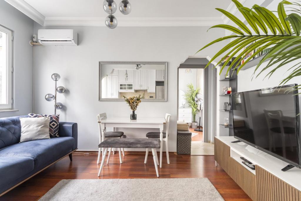 Modern and Stylish Flat near Taksim Square and Popular Attractions in Cihangir Beyoglu — Hotel in İstanbul