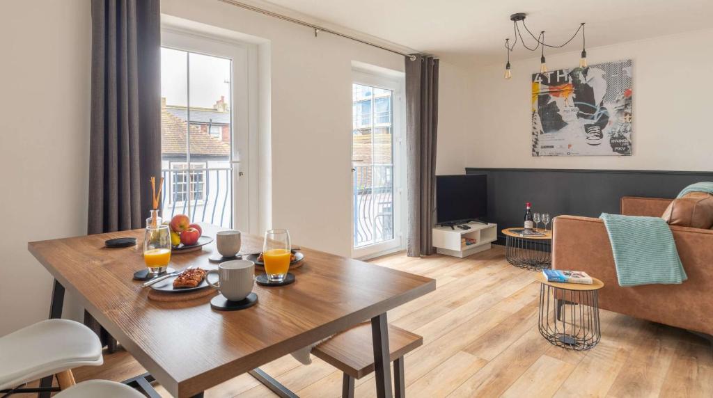 Brand New Central Balcony Flat - Hastings Holidays — Hotel in Hastings