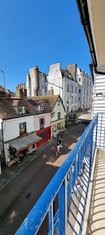 Brand New Central Balcony Flat - Hastings Holidays photo