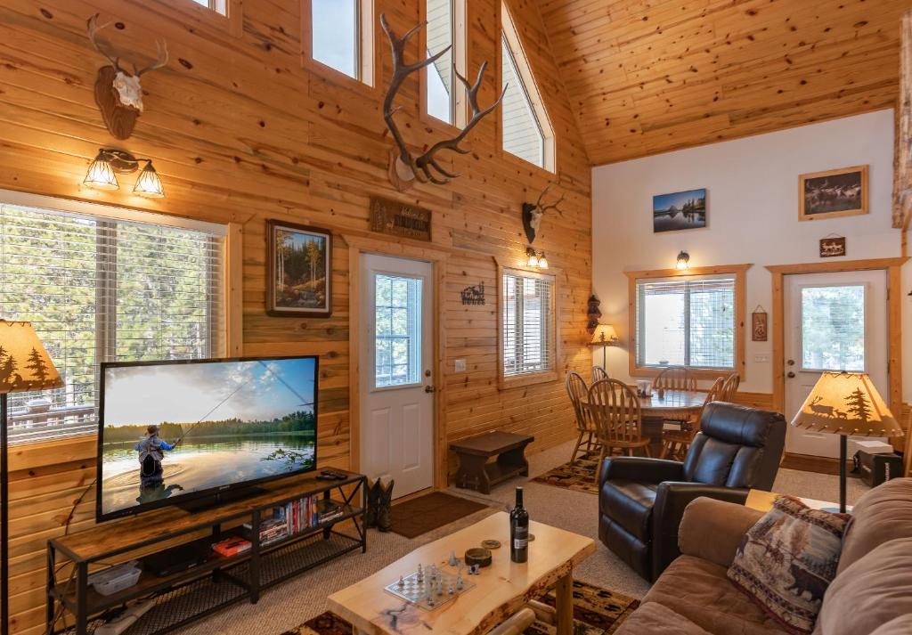 Henrys Post by KABINO Dog Friendly Foosball Fire Pit SmartTV WiFi, Island Park