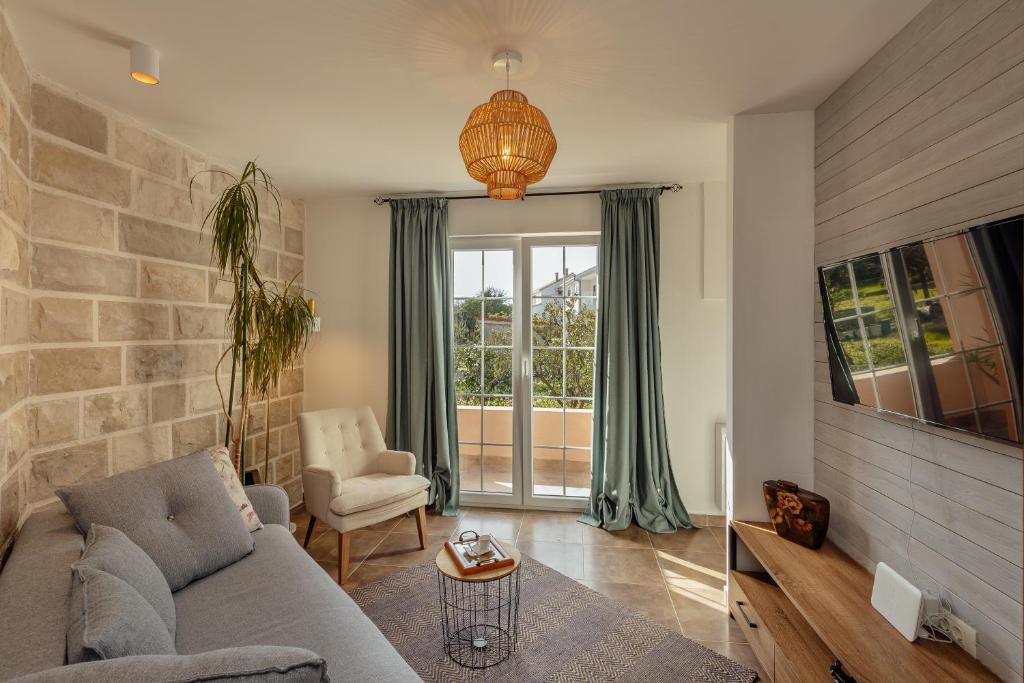 Stylish Mini-House with Garden & Beach, Bijela