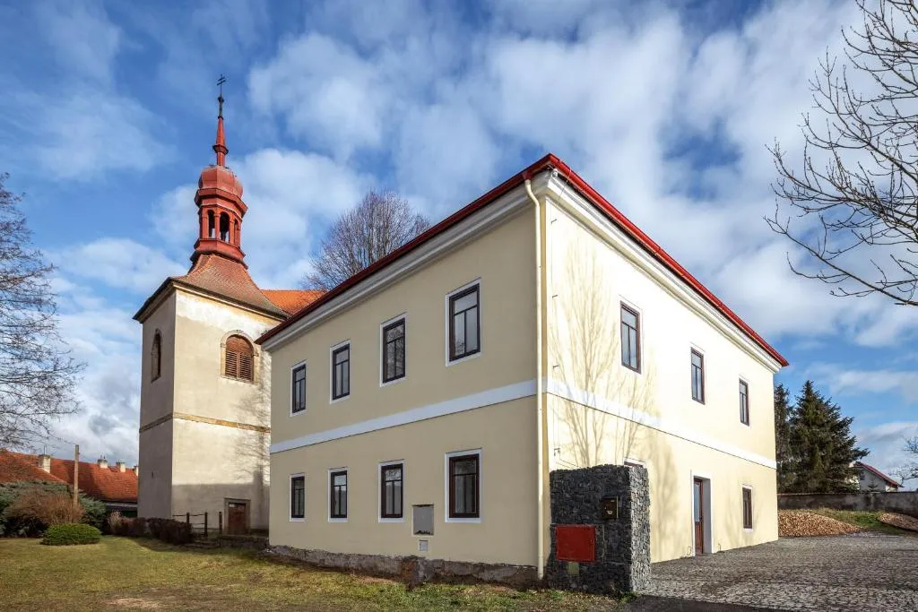 Penzion Fara pod Milešovkou, hotel v destinaci Velemín