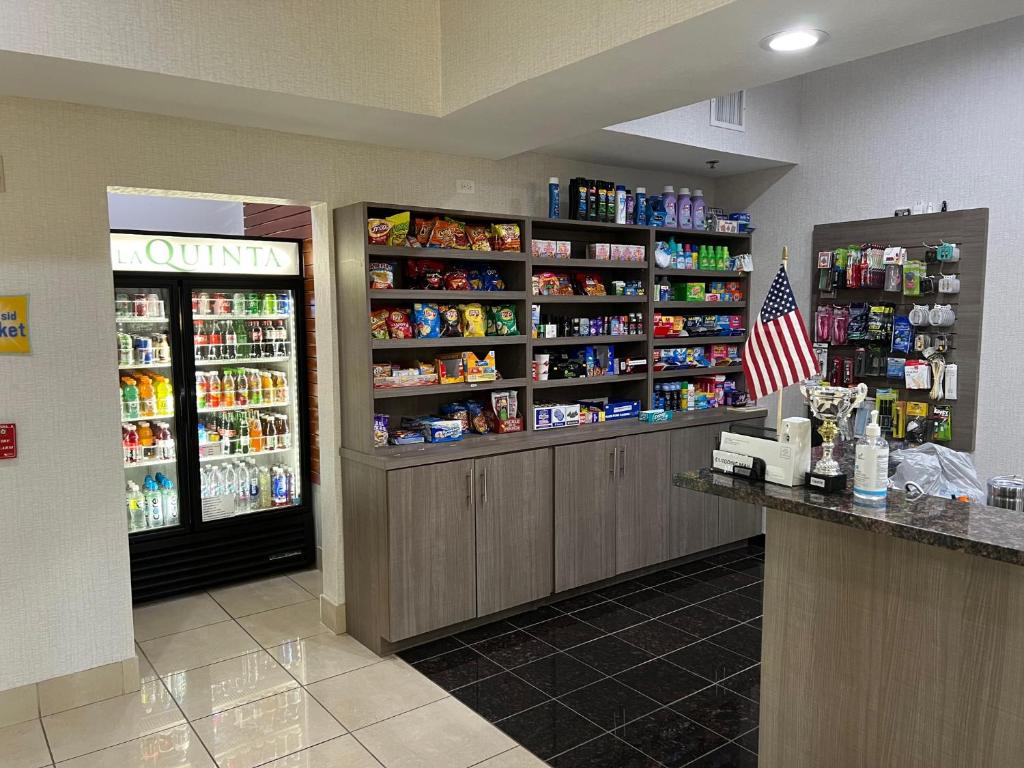 La Quinta Inn & Suites by Wyndham Alvarado photo