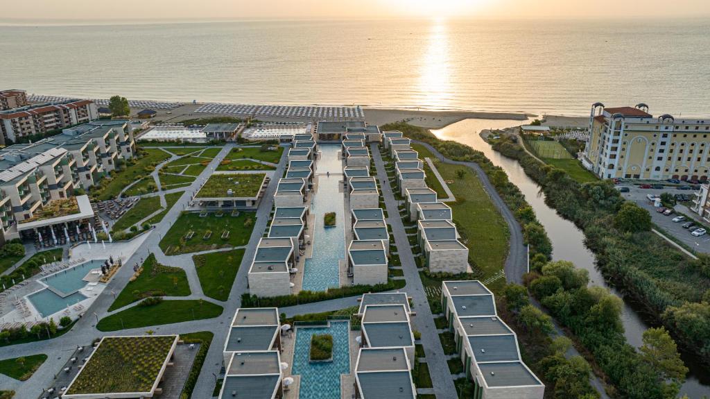 HVD Reina del Mar - Premium Spa Service & Free Parking — Hotel building in Obzor, Burgas Region