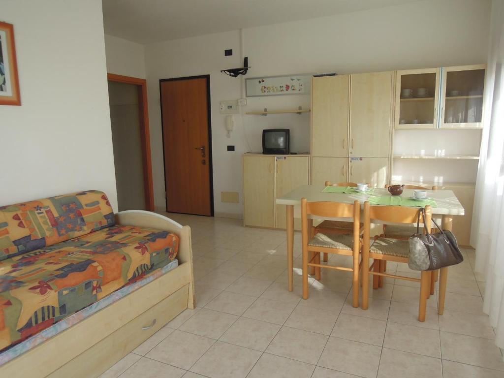 Homely one bedroom flat with side sea view - 3