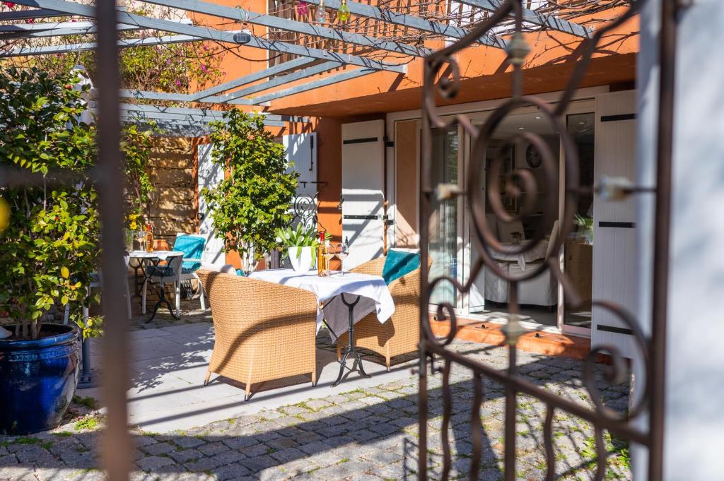Appartement de caractère Le Camélia, 56m², dans propriété au calme avec piscine by le Mas de Louise et Sacha