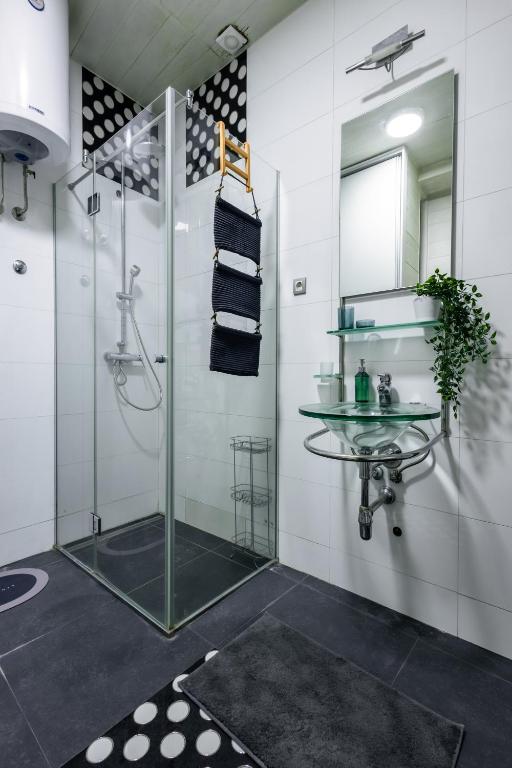 Old Port Riverside Apartments in City Center - 3