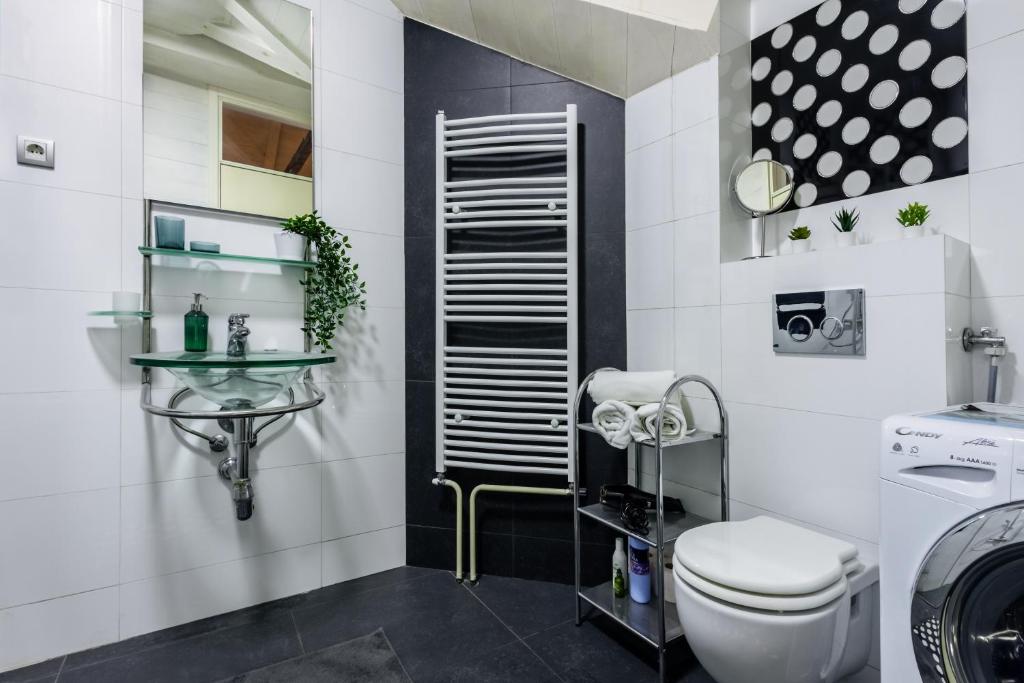 Old Port Riverside Apartments in City Center - 5