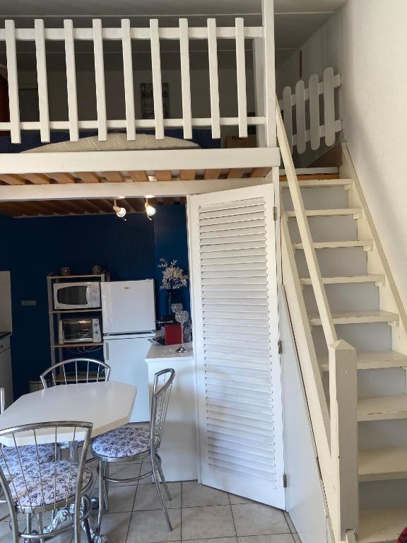 Joli appartement mezzanine avec parking et wifi La Roquille - 1