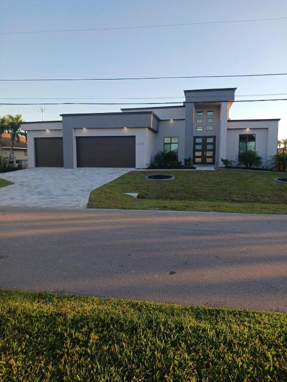 Gulf Access, Heated Pool and Spa, Sleeps 10 - Villa All Decked Out - Roelens Vacations, Cape Coral