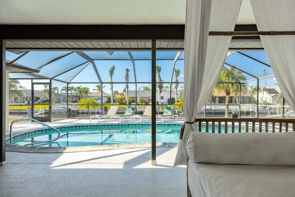 Gulf Access, Sleeps 14 - Calusa Paradise, Cape Coral