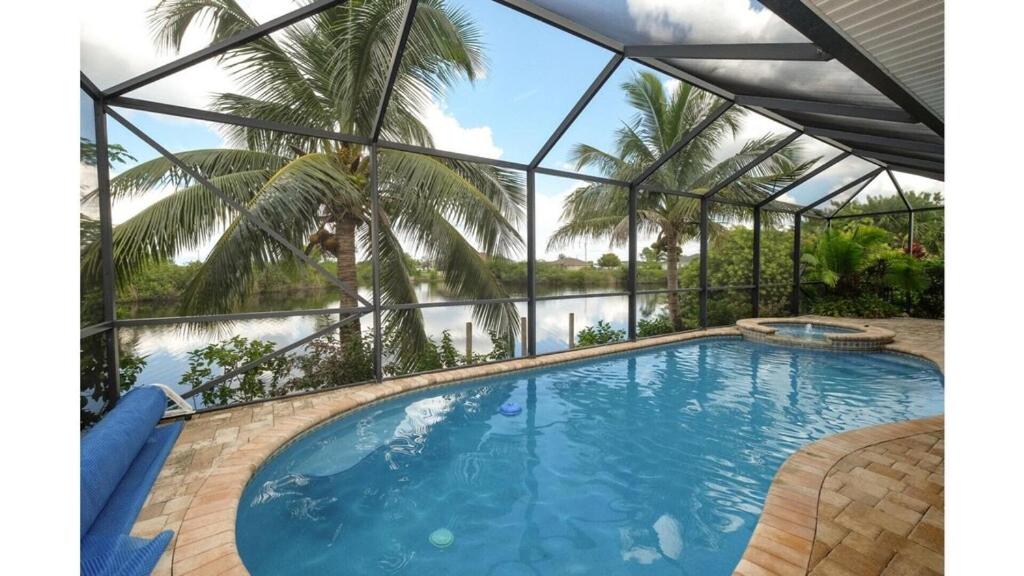 Heated Pool and Spa, Sleeps 6 - Villa Cayman, North Fort Myers