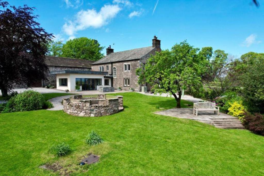 Elegant & spacious farmhouse with wonderful views, Penrith