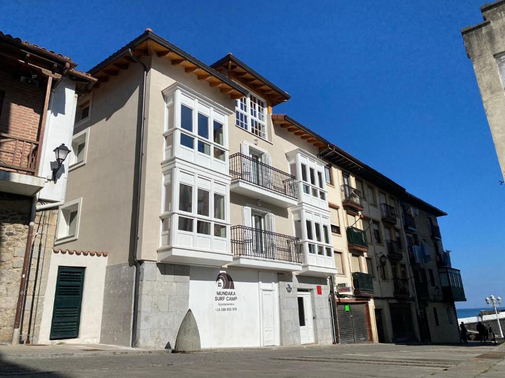 Apartamentos Mundaka Surf Camp photo