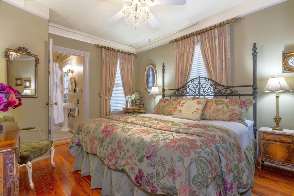 Cedar House Inn photo