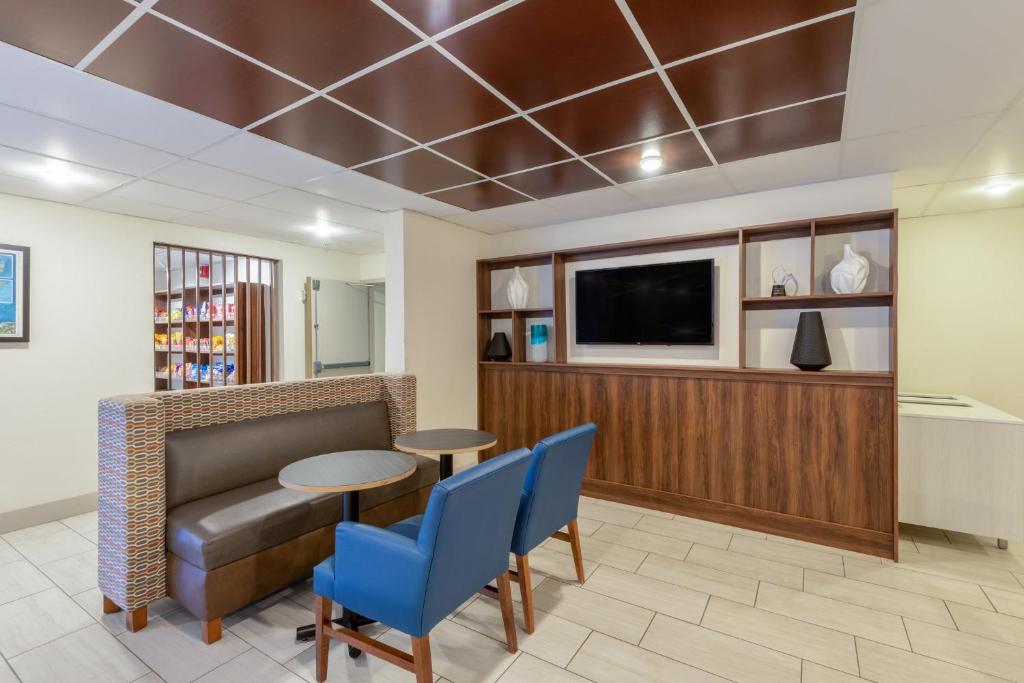 Holiday Inn Express Cleveland - Vermilion photo