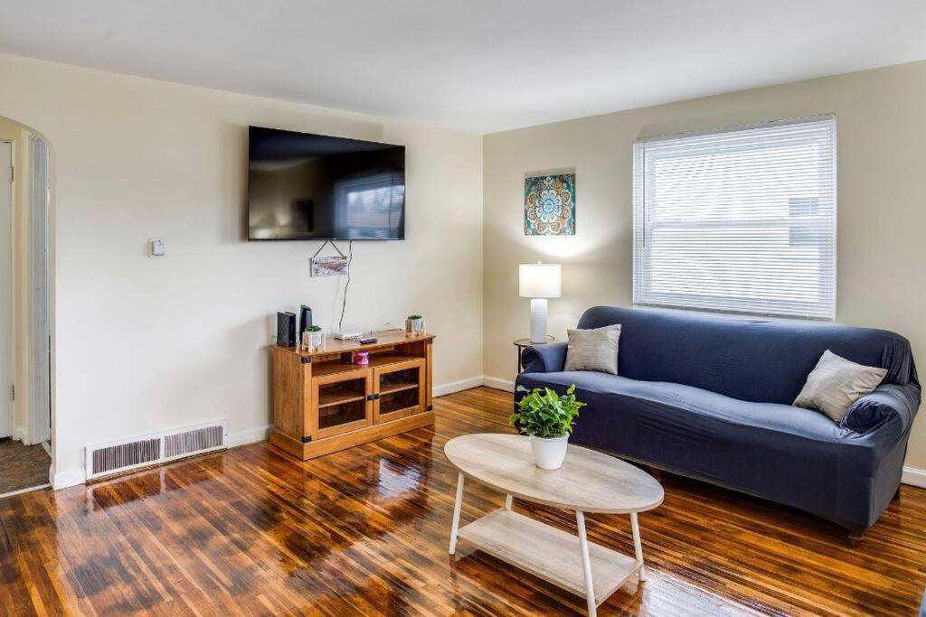 Comfortable Home In the Suburb close to Dwtn/Airport/UofR