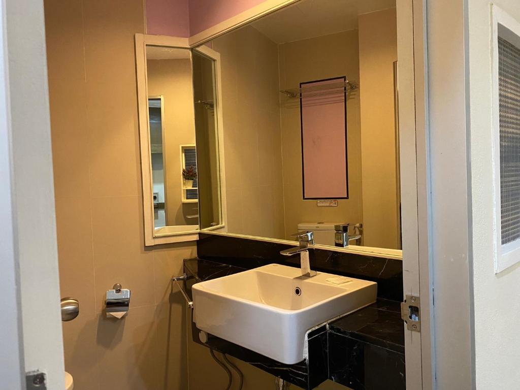 Vinary Hotel Sukhumvit - SHA EXTRA Plus photo