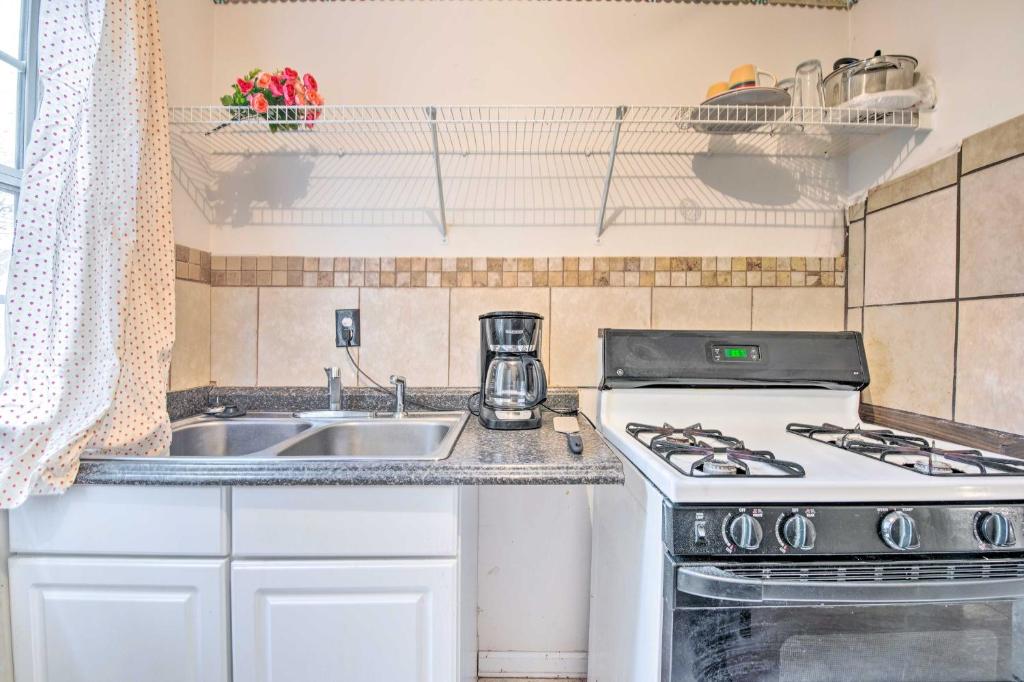 Cozy Powder Springs Home, 12 Mi to Six Flags