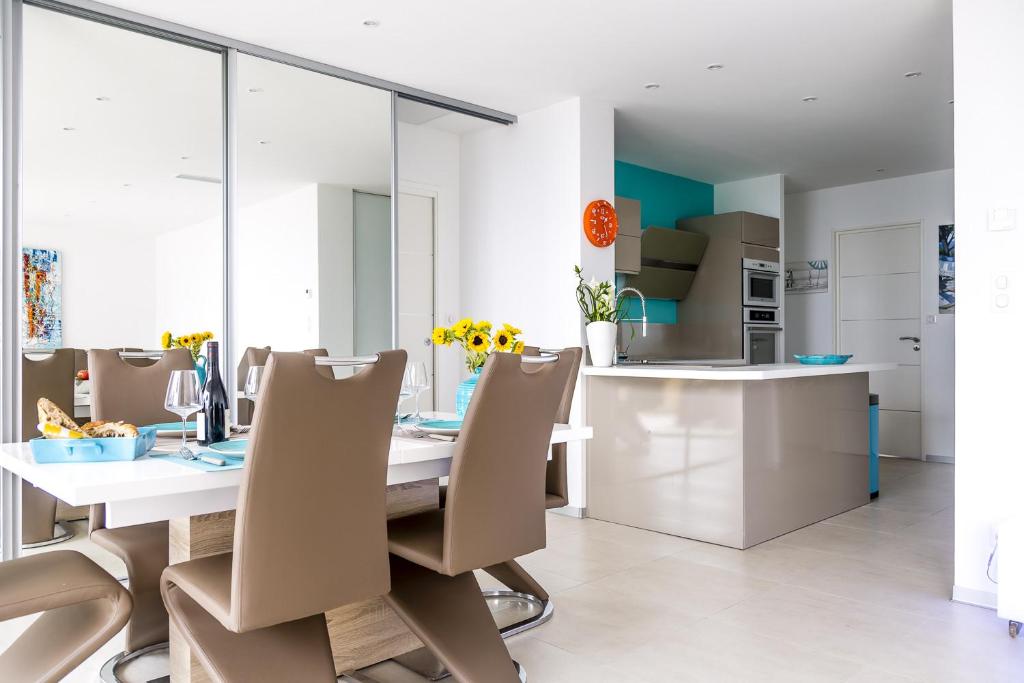 Seafront Apartment with Large Terrace - 4
