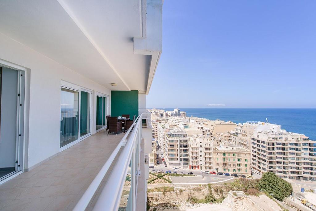 SEAFRONT LUXURY APARTMENT incl POOL, Sliema