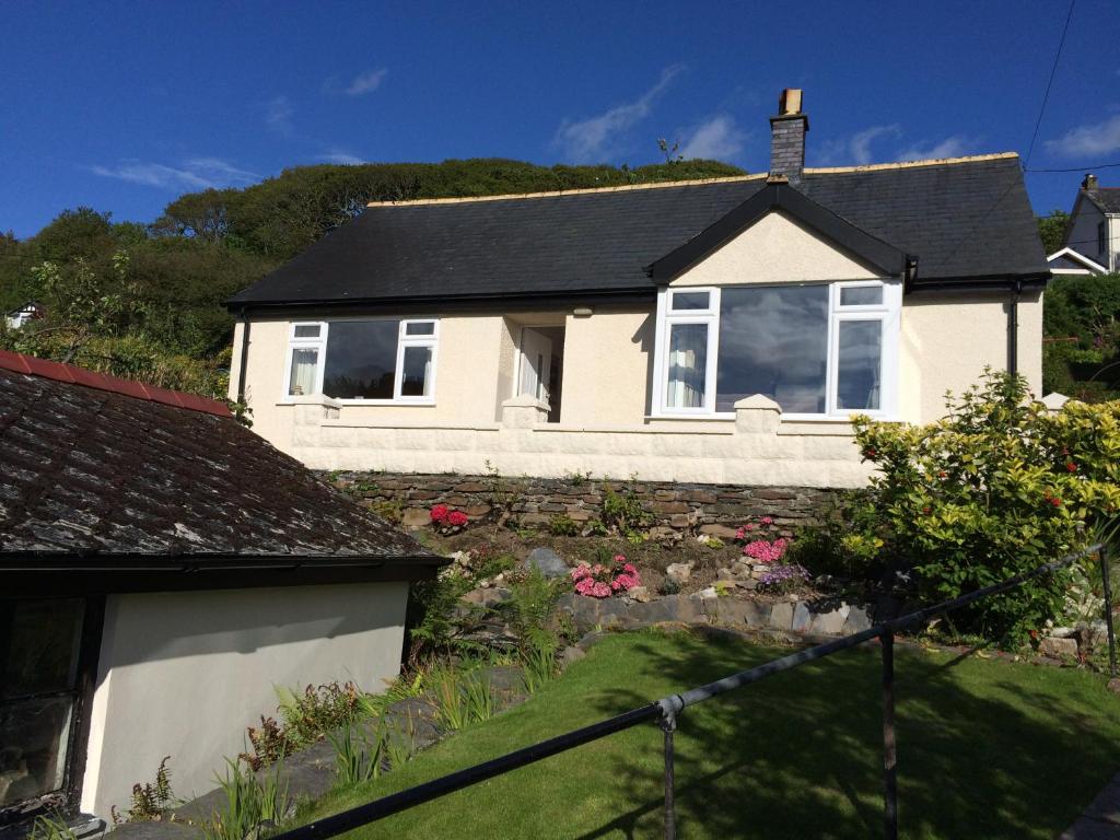 Lovely cottage in Snowdonia, private hot tub, by mountains & award winning beach, Fairbourne