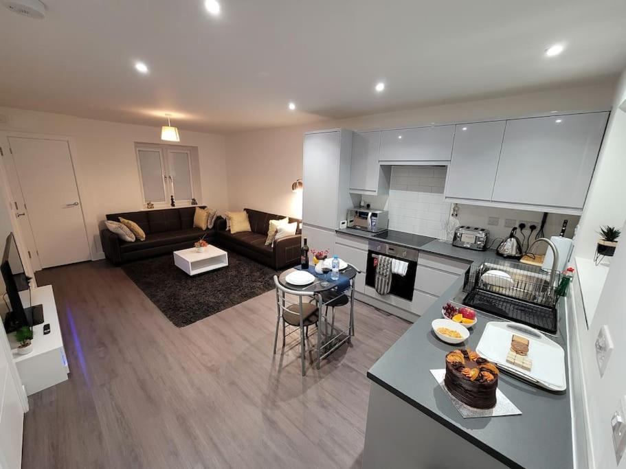 New build home with WI-FI, Smart TV, dedicated office floor, large terrace and Free parking, Milton Keynes