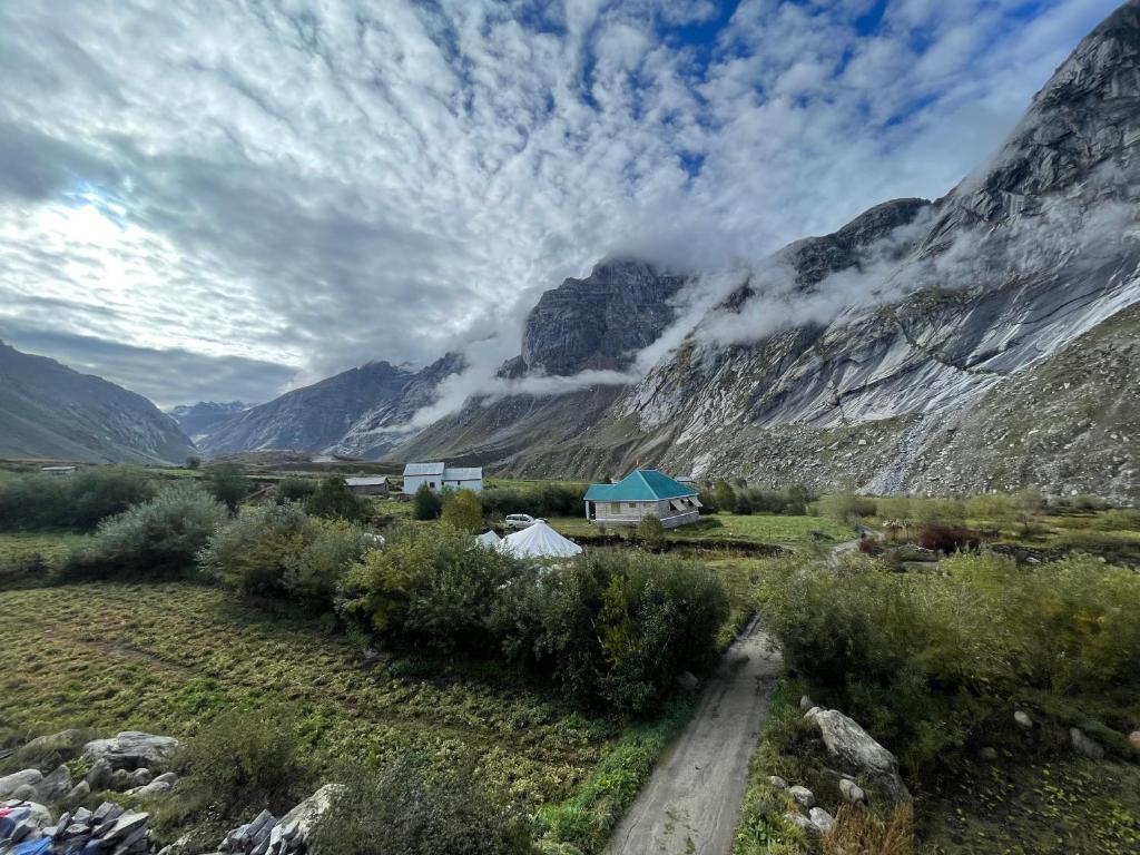 Chhatru Valley Stays — Hotel in Manali
