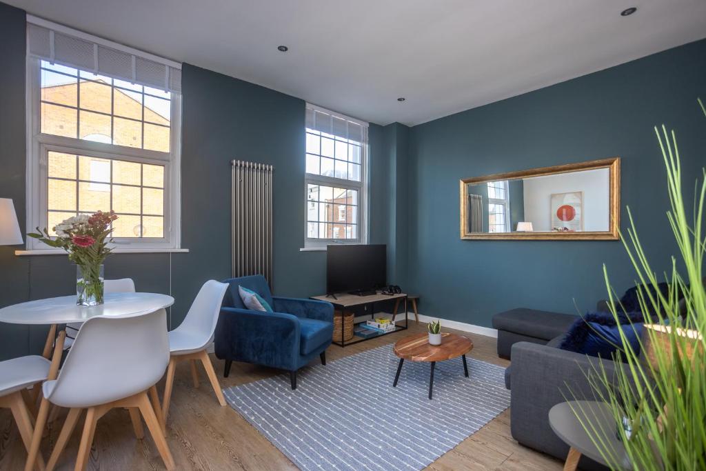 Modern Apartment Within City Walls, parking, Chester