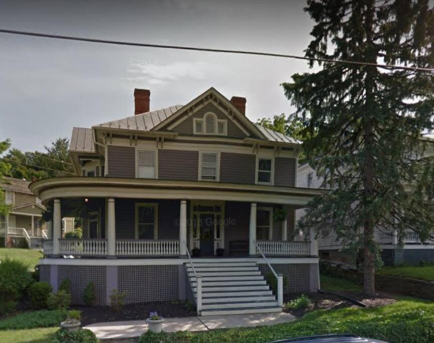 The Queen's Gambit ( A Luxury 2nd Floor Apt in Downtown Staunton)