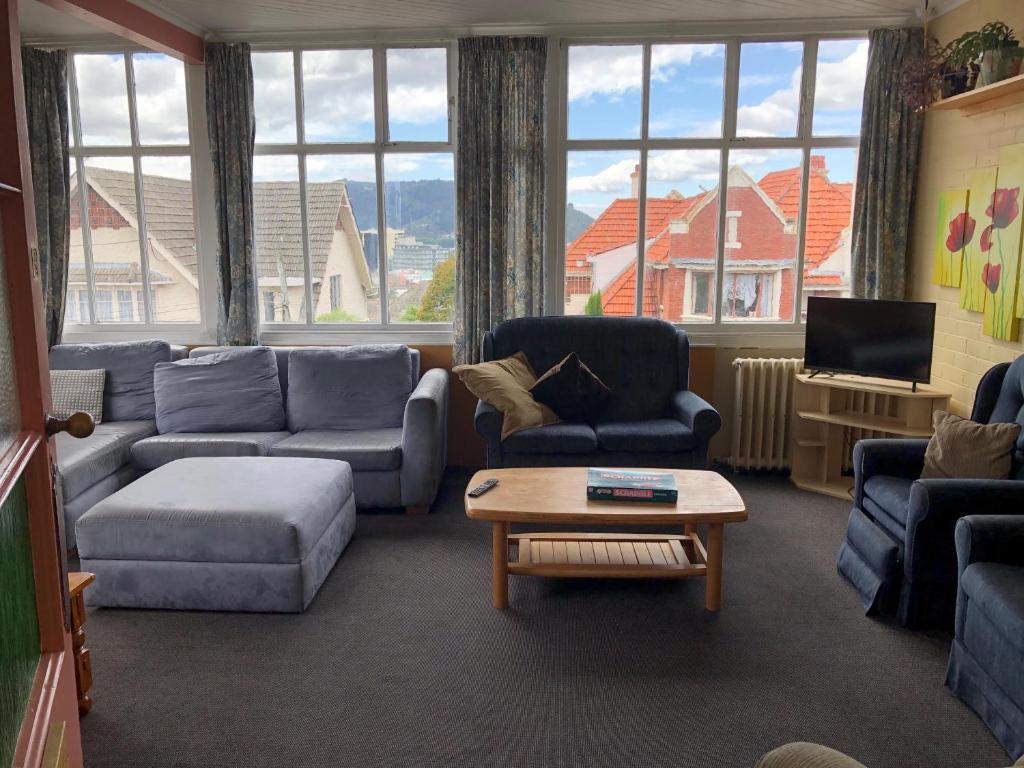 Shared lounge/TV area, Chalet Backpackers in Dunedin