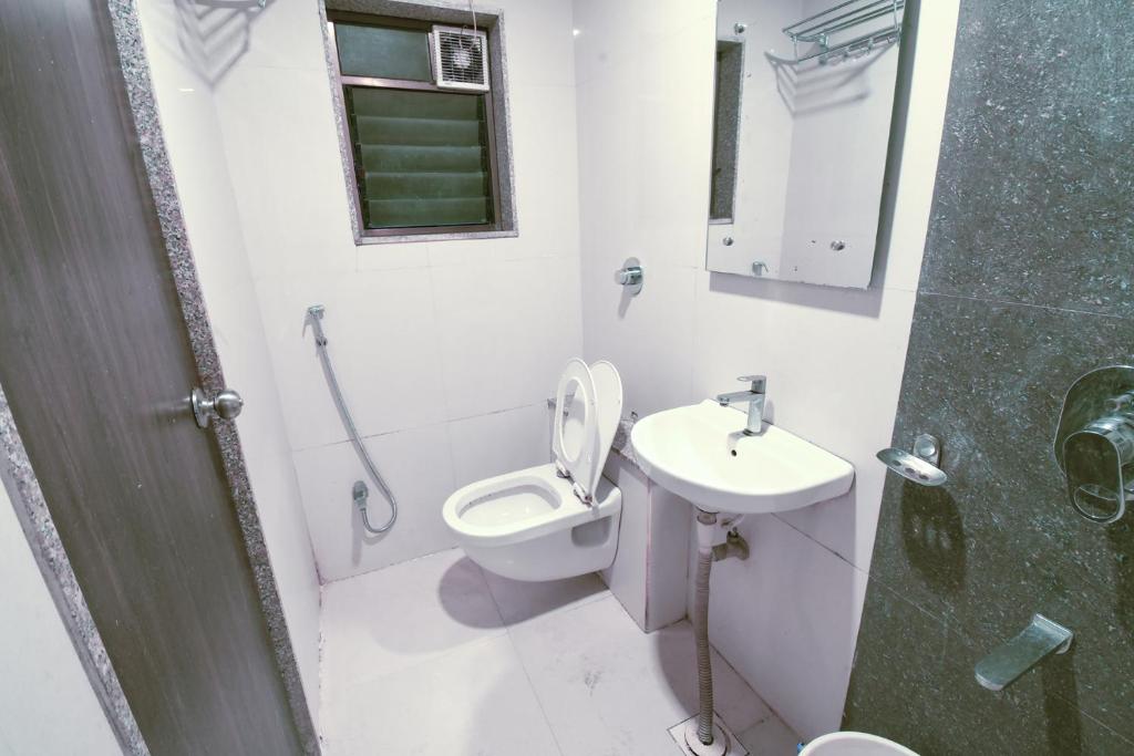 Hotel Vishnupriya Grand photo