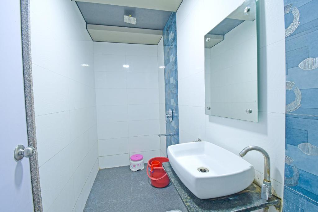 Hotel Vishnupriya Grand photo