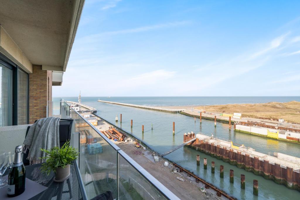 Lighthouse View - Pier facing apartment with garage, Nieuwpoort
