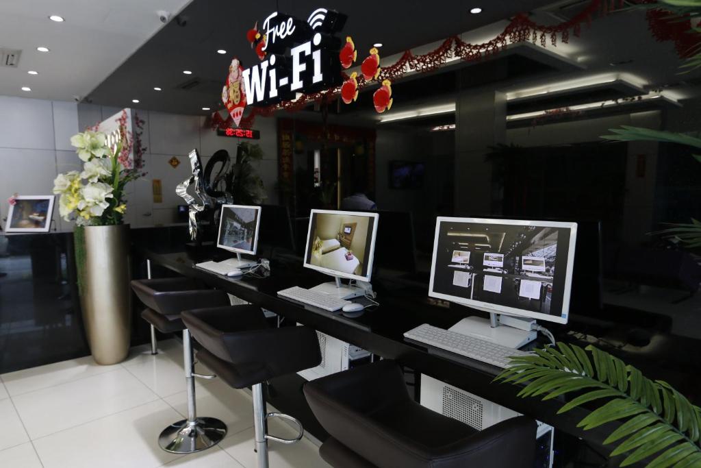 Shared lounge/TV area