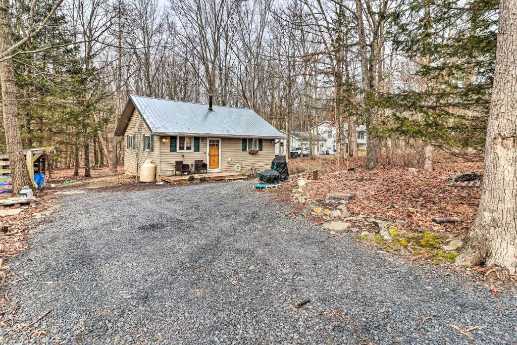 Pocono Home with Fire Pit 1 Mi to State Forest!