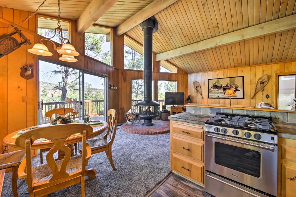 5 Mi to Big Bear Mtn Resort Cozy Cabin with Deck 전경