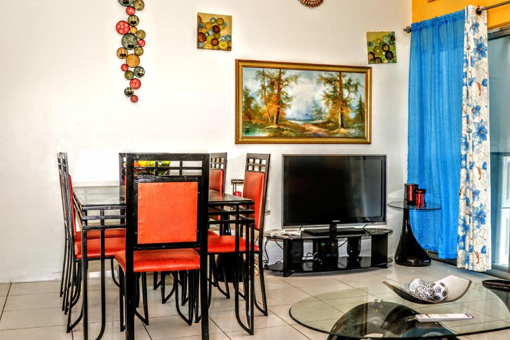 Crystoural Suites near the US Embassy - Gated & Secure - 2 Bedrooms, 2 Beds, 4 Guest, Kingston