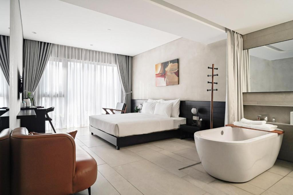 Triple E Hotel Metro Ben Thanh photo