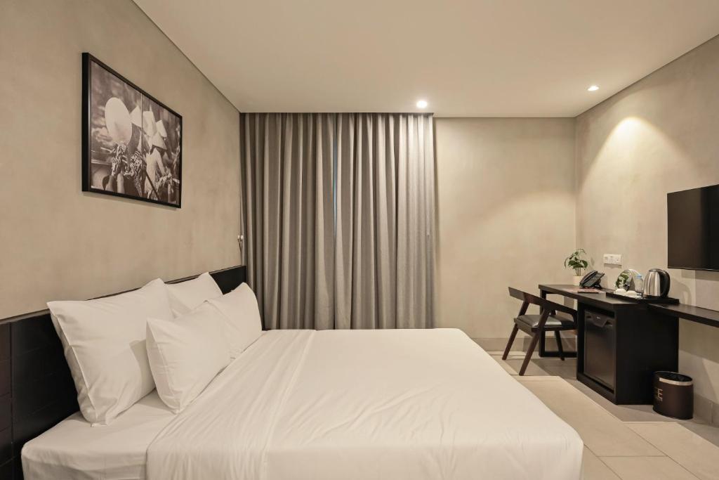 Triple E Hotel Metro Ben Thanh photo